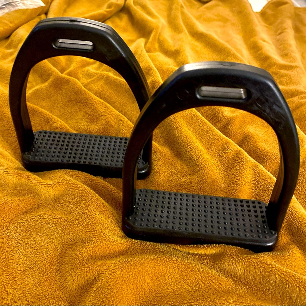 2pcs Safety Horse Stirrups Durable Plastic Safety Horse Riding Stirrups, BLACK